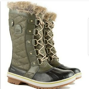 Sorel Tofino II faux fur lined snow boots